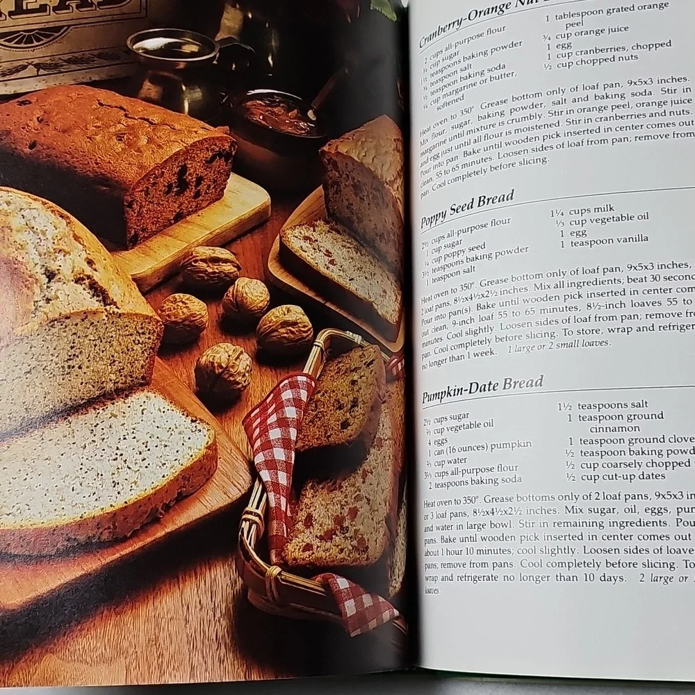 Betty Crocker Green and Red Holiday Baking Cookbook 1984 Fourth Printing